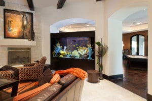 Obývací pokoj s akváriem - ilustrační obrázek, zdroj